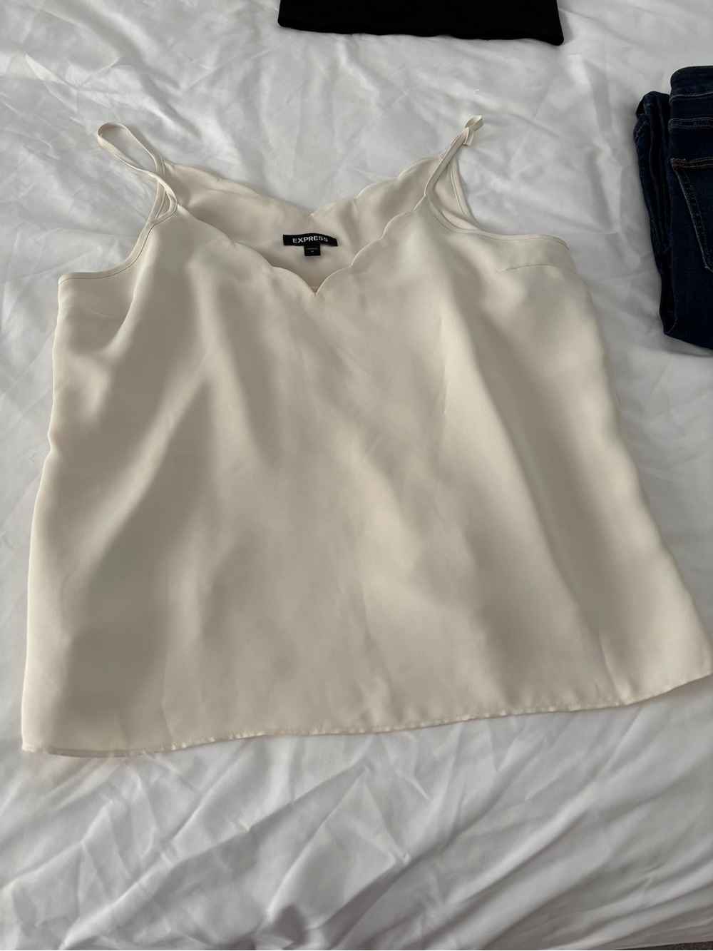 Express Like New!! Cream Scalloped V-Neck Spaghetti Strap Camisole